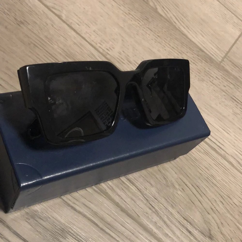 LV Clash Square Sunglasses Z1579E used once